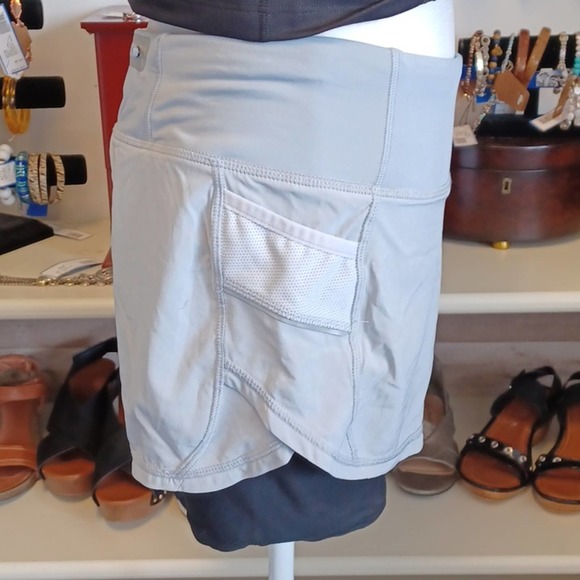 EUC Athleta 2 in 1 Ready Set Go Shorts Grey Black - Picture 5 of 7